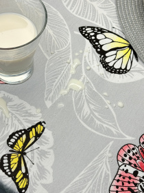 Скатертина столова із брудо- та водовідштовхувальною дією світло-сірого кольору з метеликами Ecotton модель 24033 Фото