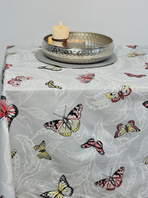 Скатерть столовая с грязе- и водоотталкивающим действием светло-серого цвета с бабочками Ecotton модель 24033 Фото