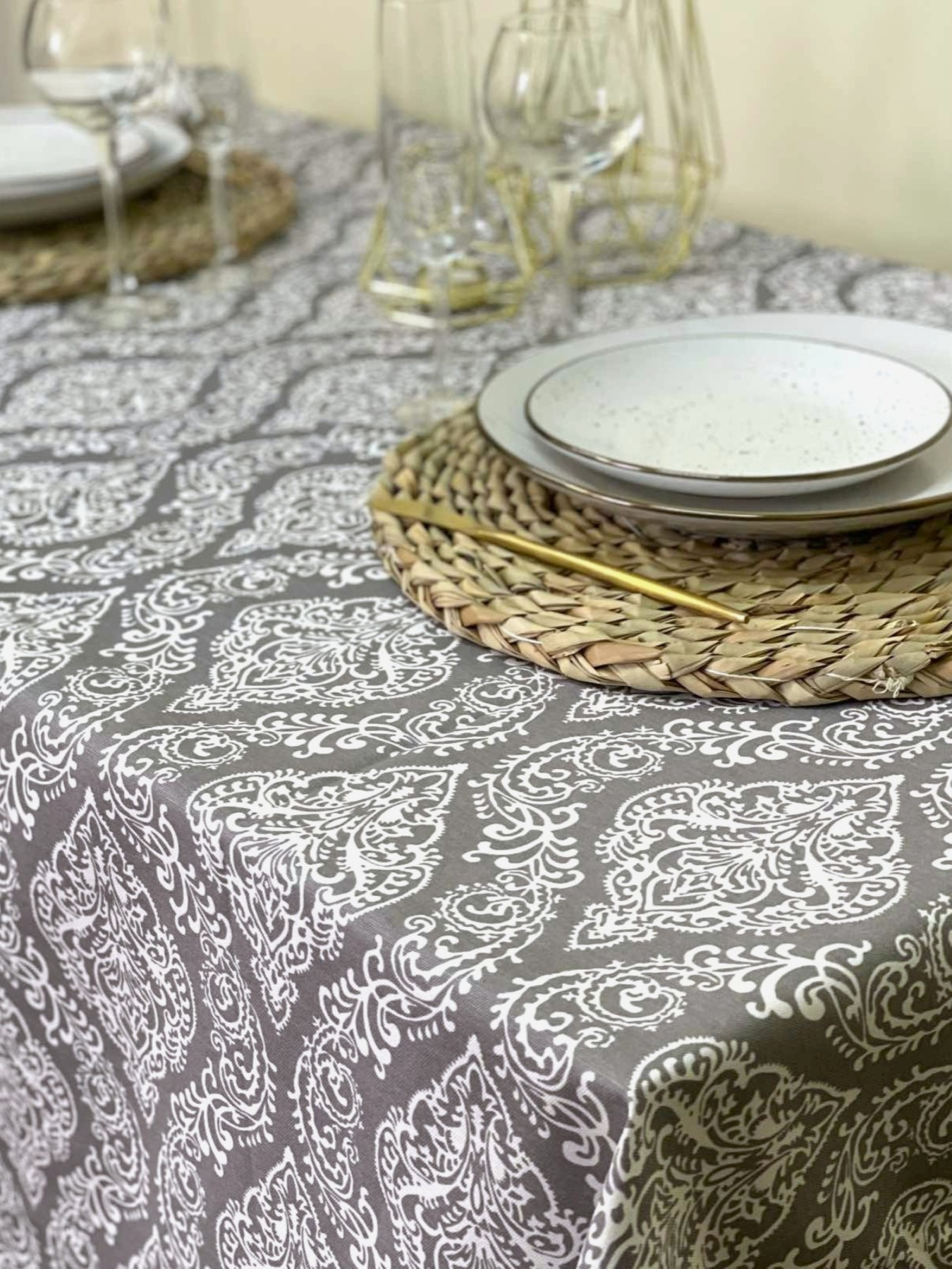 Скатертина столова із брудо- та водовідштовхувальною дією сірого кольору з вензелями Ecotton модель 23534 Фото