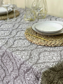 Скатертина столова із брудо- та водовідштовхувальною дією сірого кольору з вензелями Ecotton модель 23534 Фото