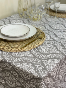 Скатертина столова із брудо- та водовідштовхувальною дією сірого кольору з вензелями Ecotton модель 23534 Фото