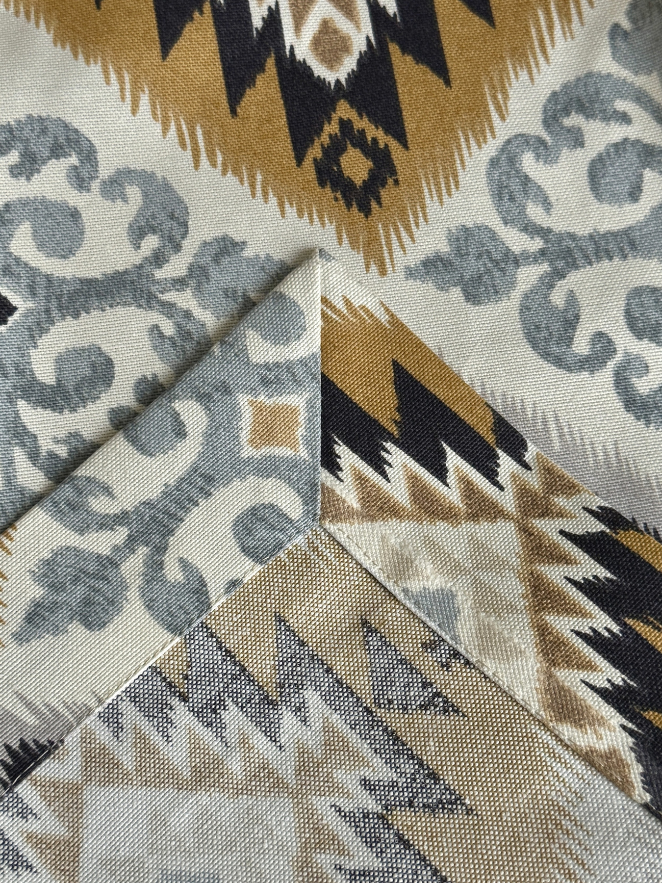 Скатертина столова із брудо- та водовідштовхувальною дією в етно стилі синьо-жовтого кольору Ecotton модель 25019 Фото