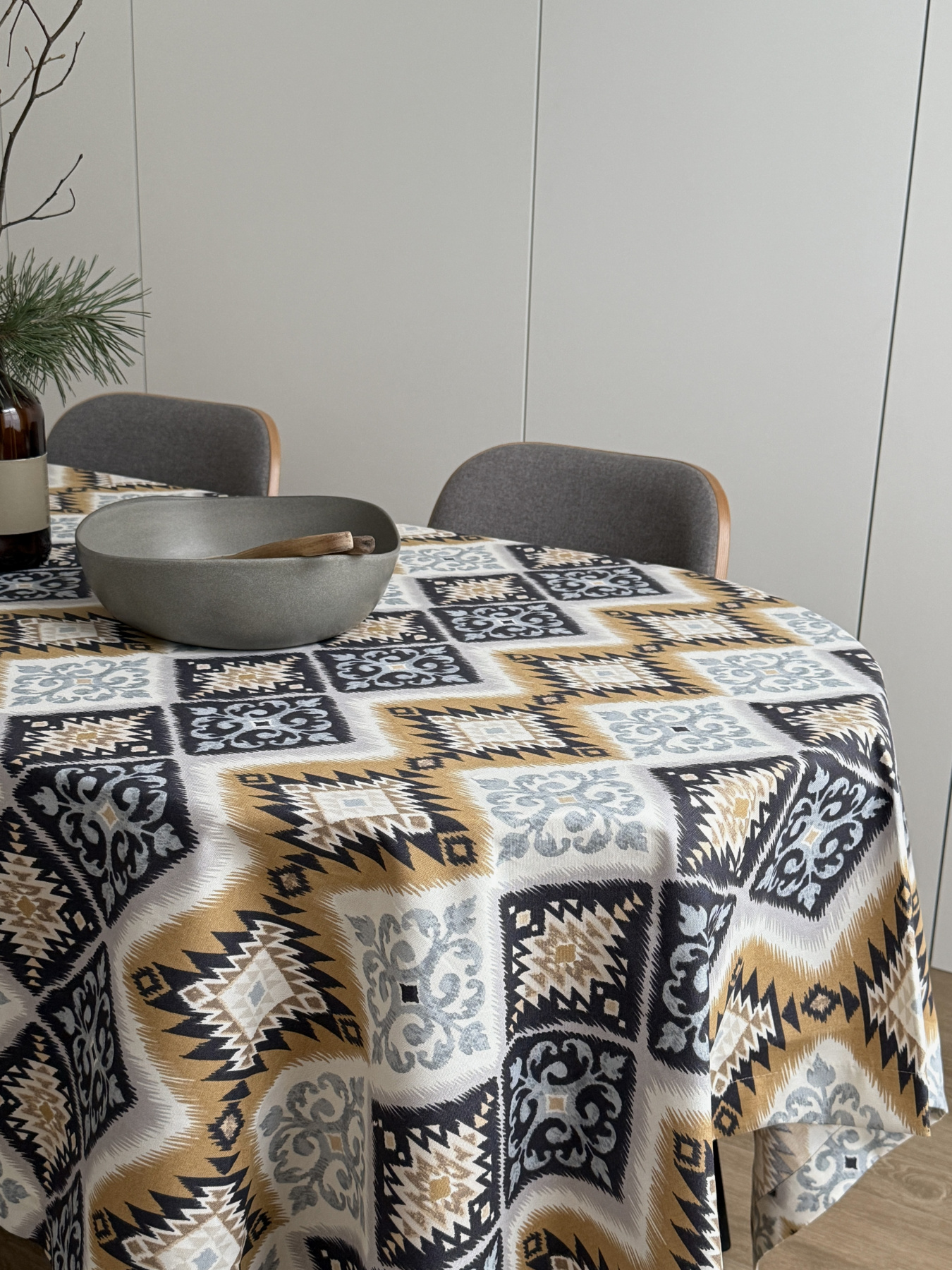 Скатертина столова із брудо- та водовідштовхувальною дією в етно стилі синьо-жовтого кольору Ecotton модель 25019 Фото