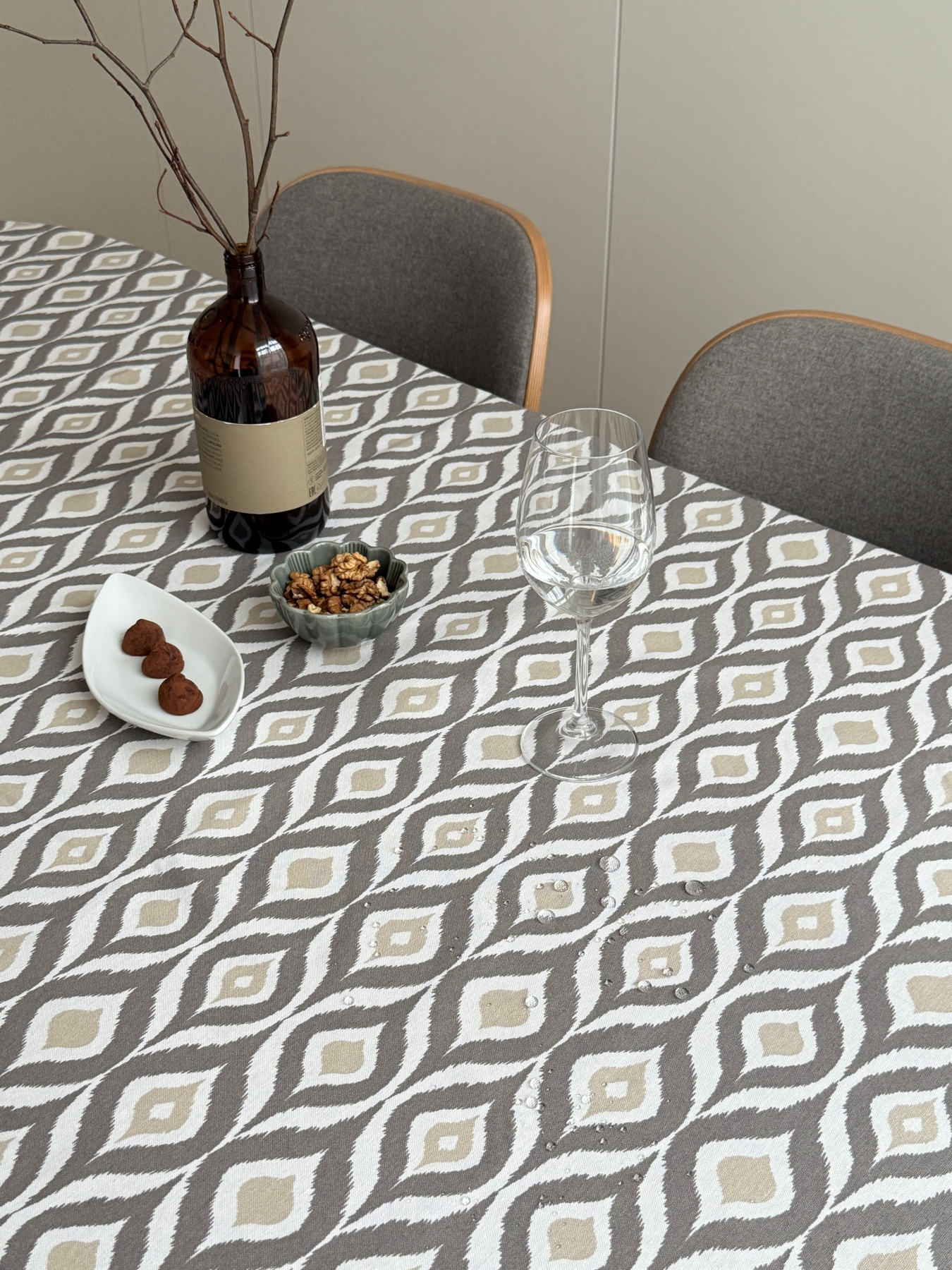 Скатертина столова із брудо- та водовідштовхувальною дією в етно стилі сірого кольору Ecotton модель 25033 Фото