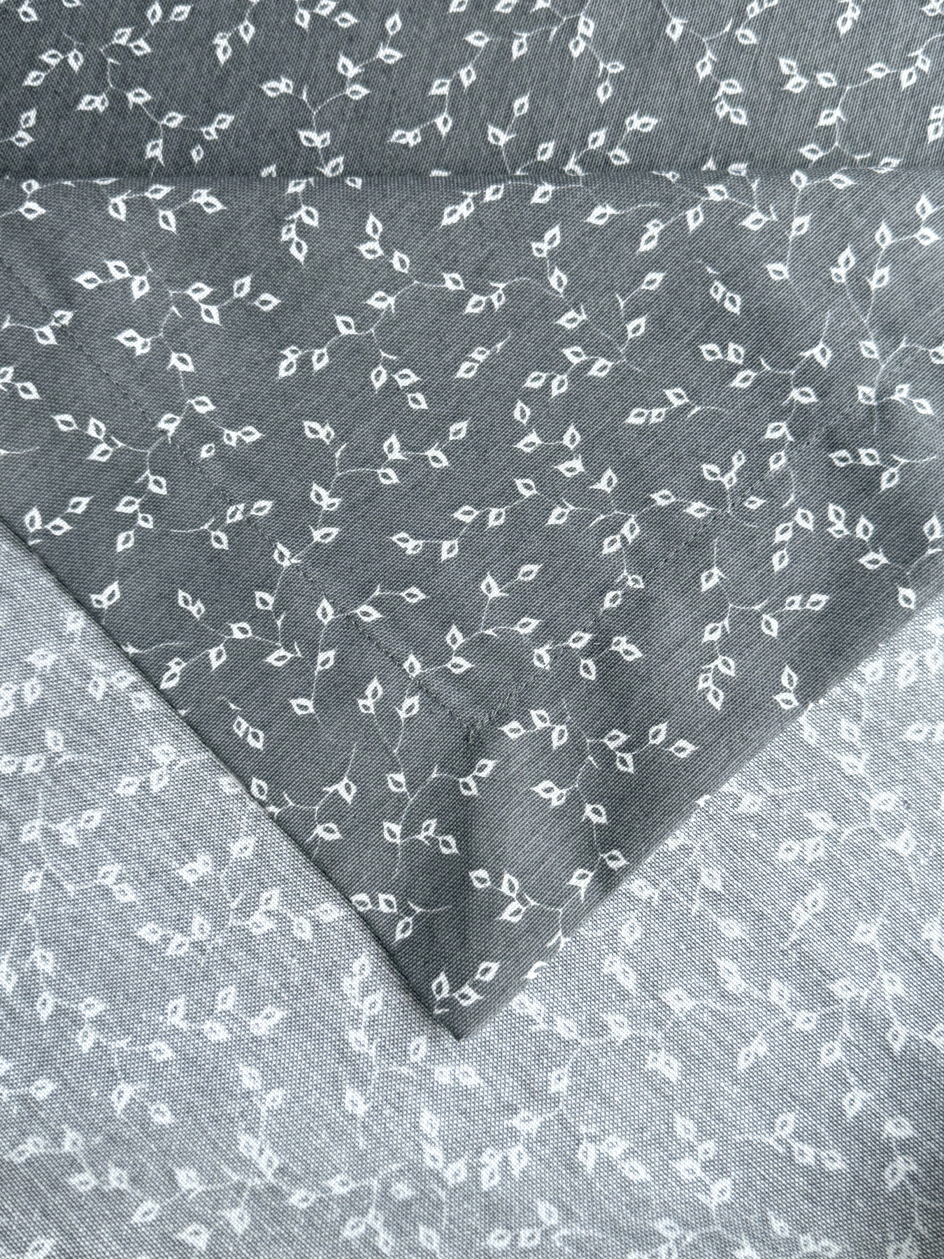 Скатертина столова із брудо- та водовідштовхувальною дією сірого кольору Ecotton модель 25034 Фото