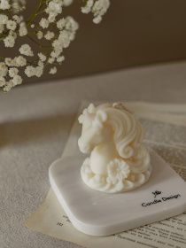 Ароматическая свеча "Единорог", аромат - Любовное зелье, из натурального оливкового воска Candle Design модель 140.2025 Фото