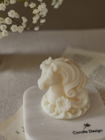 Ароматическая свеча "Единорог", аромат - Любовное зелье, из натурального оливкового воска Candle Design модель 140.2025 Фото