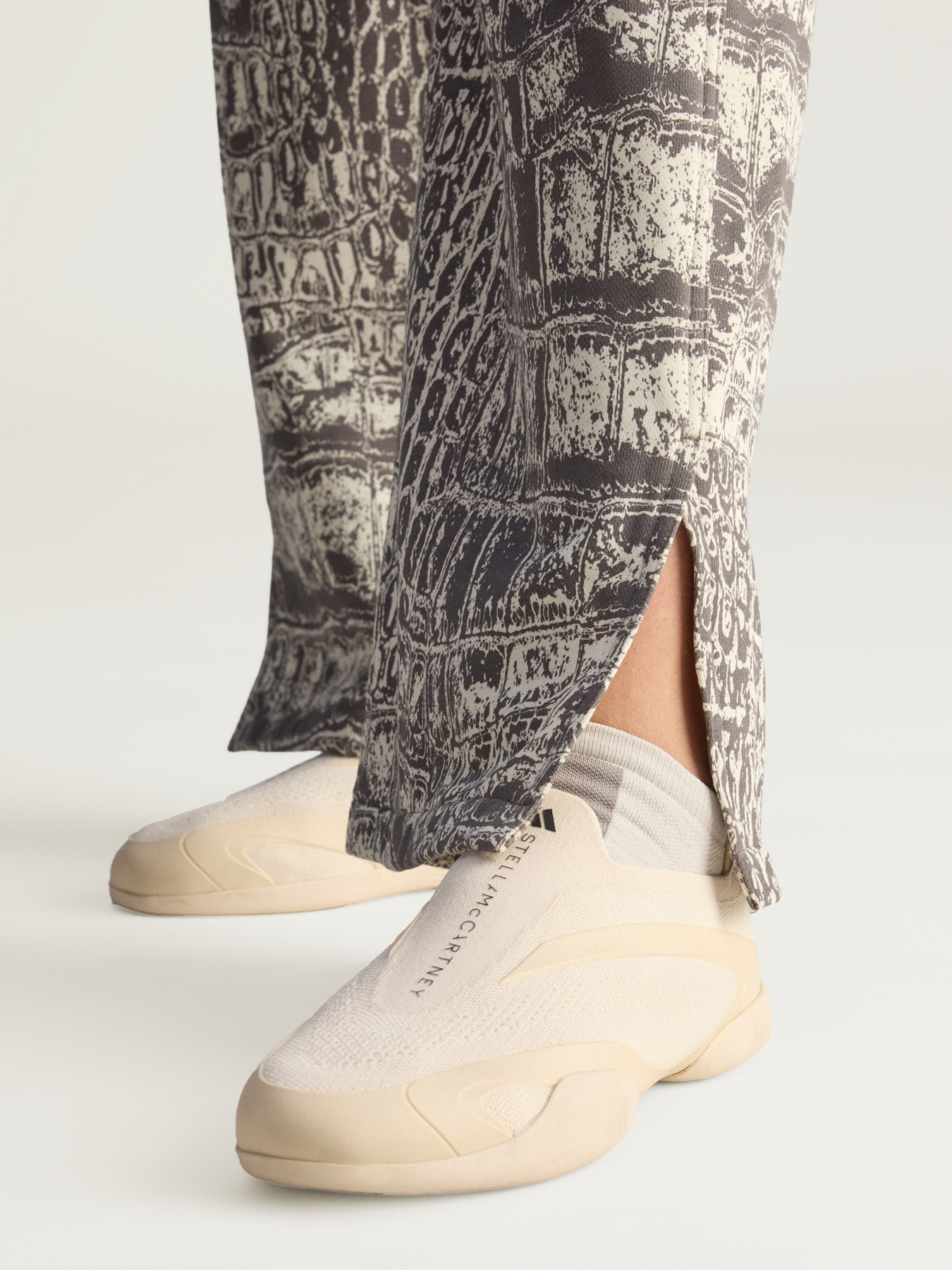 Повсякденні штани Adidas модель JW4649 Фото