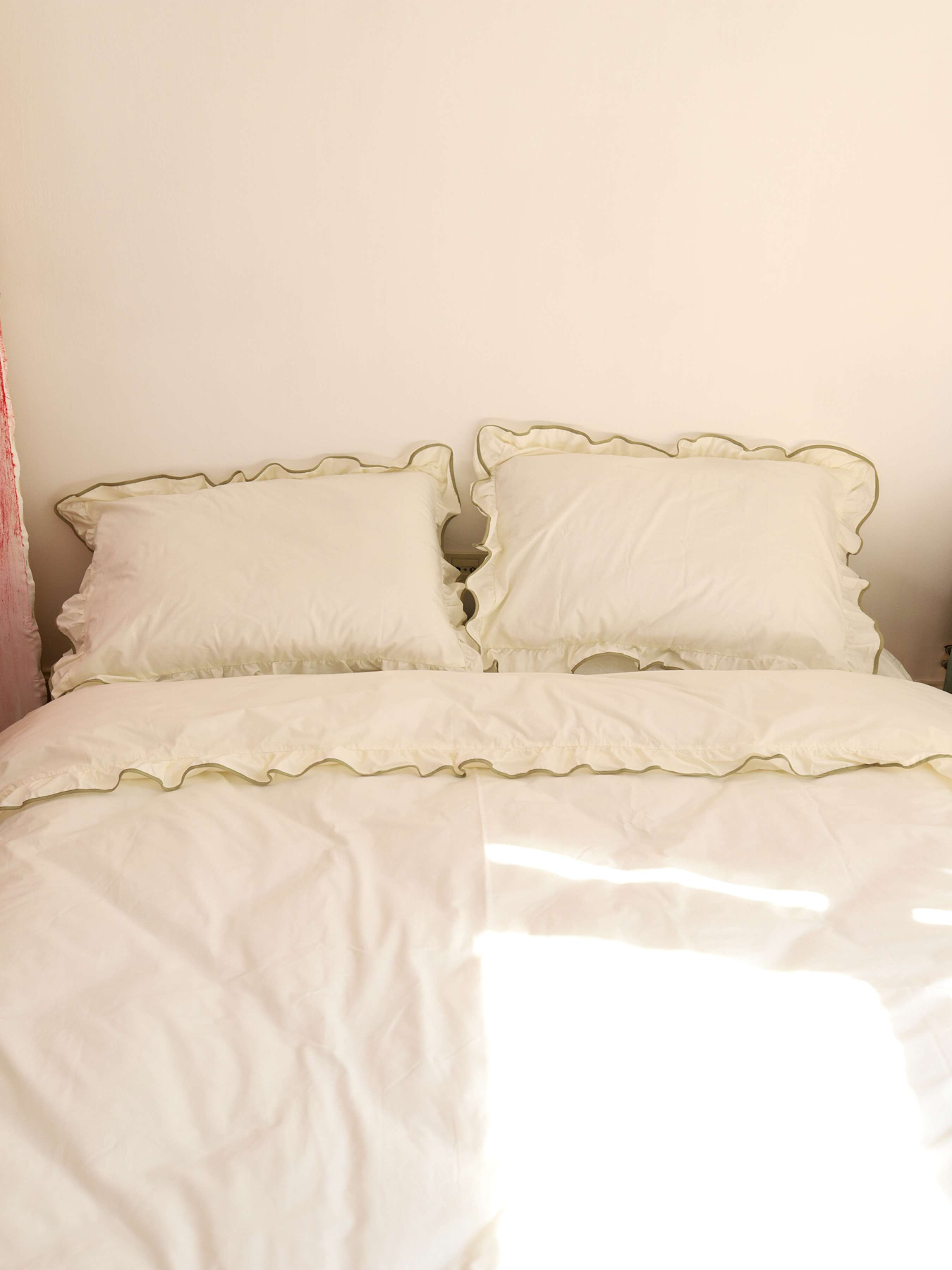 Комплект постельного белья из ткани ранфорс молочного цвета с рюшами и оливковым кантом. BedclozZzes модель 16311 Комплект постельного белья из ткани ранфорс молочного цвета с рюшами и оливковым кантом. BedclozZzes модель 16311 Фото