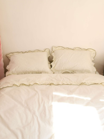 Комплект постельного белья из ткани ранфорс молочного цвета с рюшами и оливковым кантом. BedclozZzes модель 16311 Комплект постельного белья из ткани ранфорс молочного цвета с рюшами и оливковым кантом. BedclozZzes модель 16311 Фото