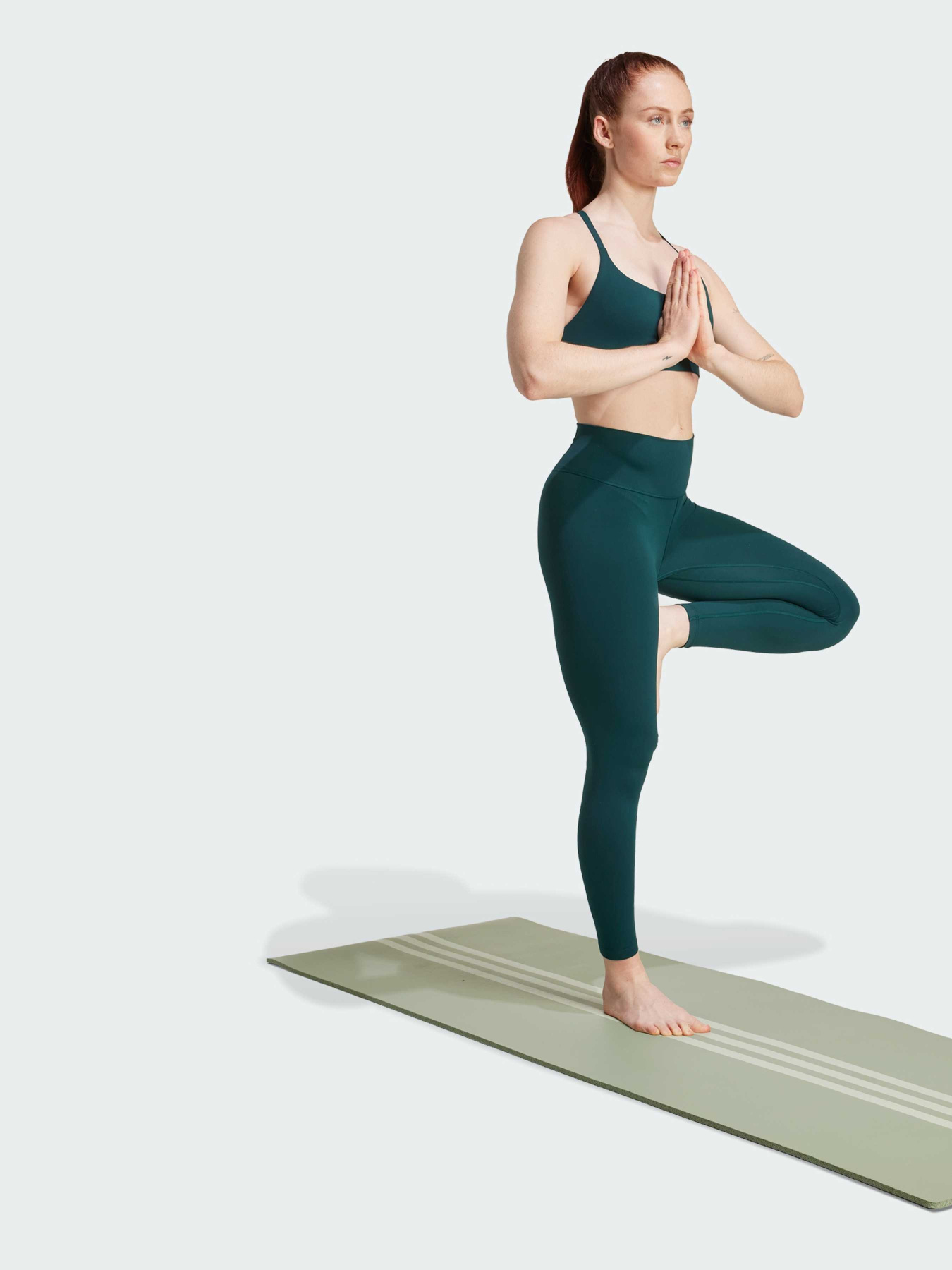 Топ спортивный Adidas модель JW5136 Фото