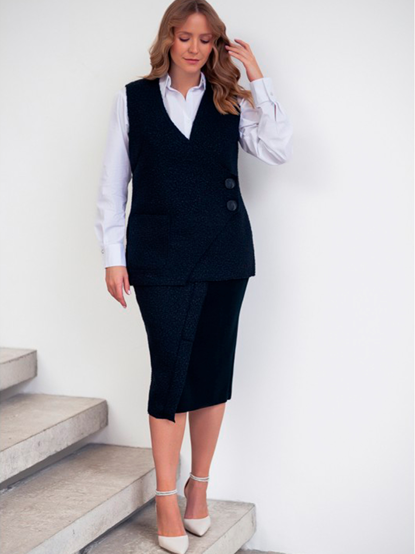 Класичний жилет Nita модель zhilet-chornij-chornij Фото