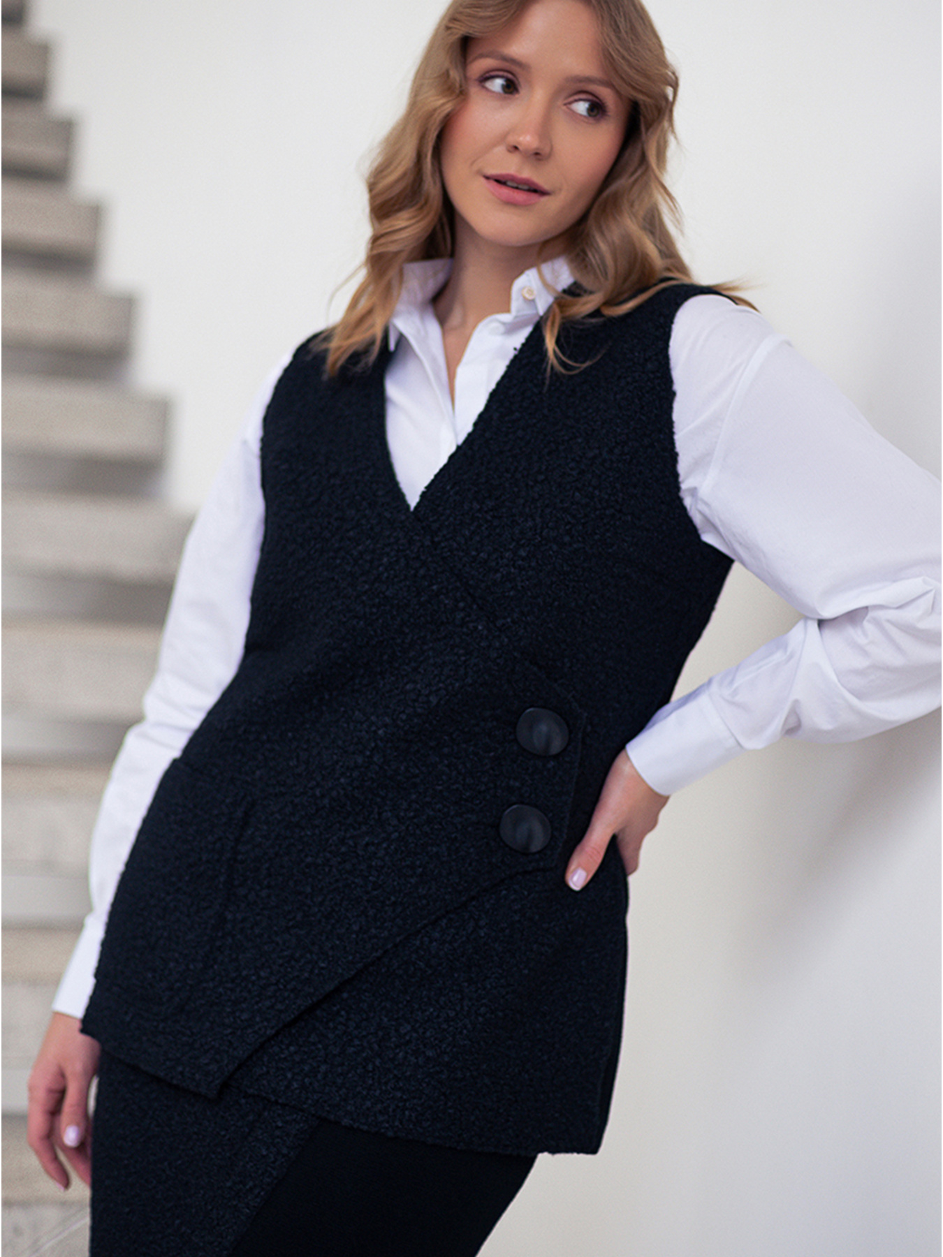 Класичний жилет Nita модель zhilet-chornij-chornij Фото