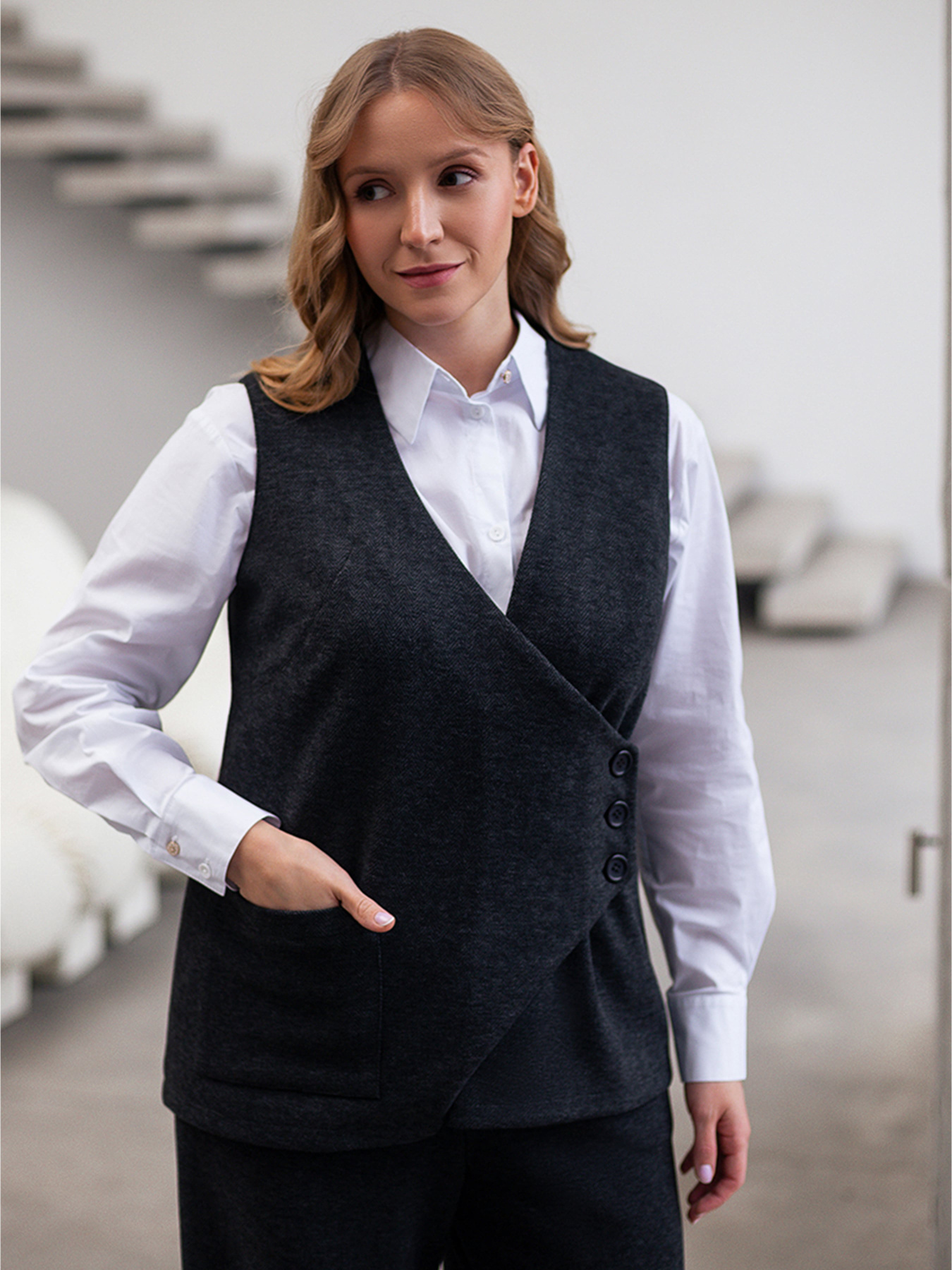 Жилет классический Nita модель zhilet-antracit-antracit Фото