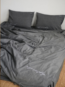 Комплект постільної білизни з вареної бавовни графітового кольору з вишивкою "Я люблю спати... лише з тобою" LEVAN HOME модель 53477441100121 Фото
