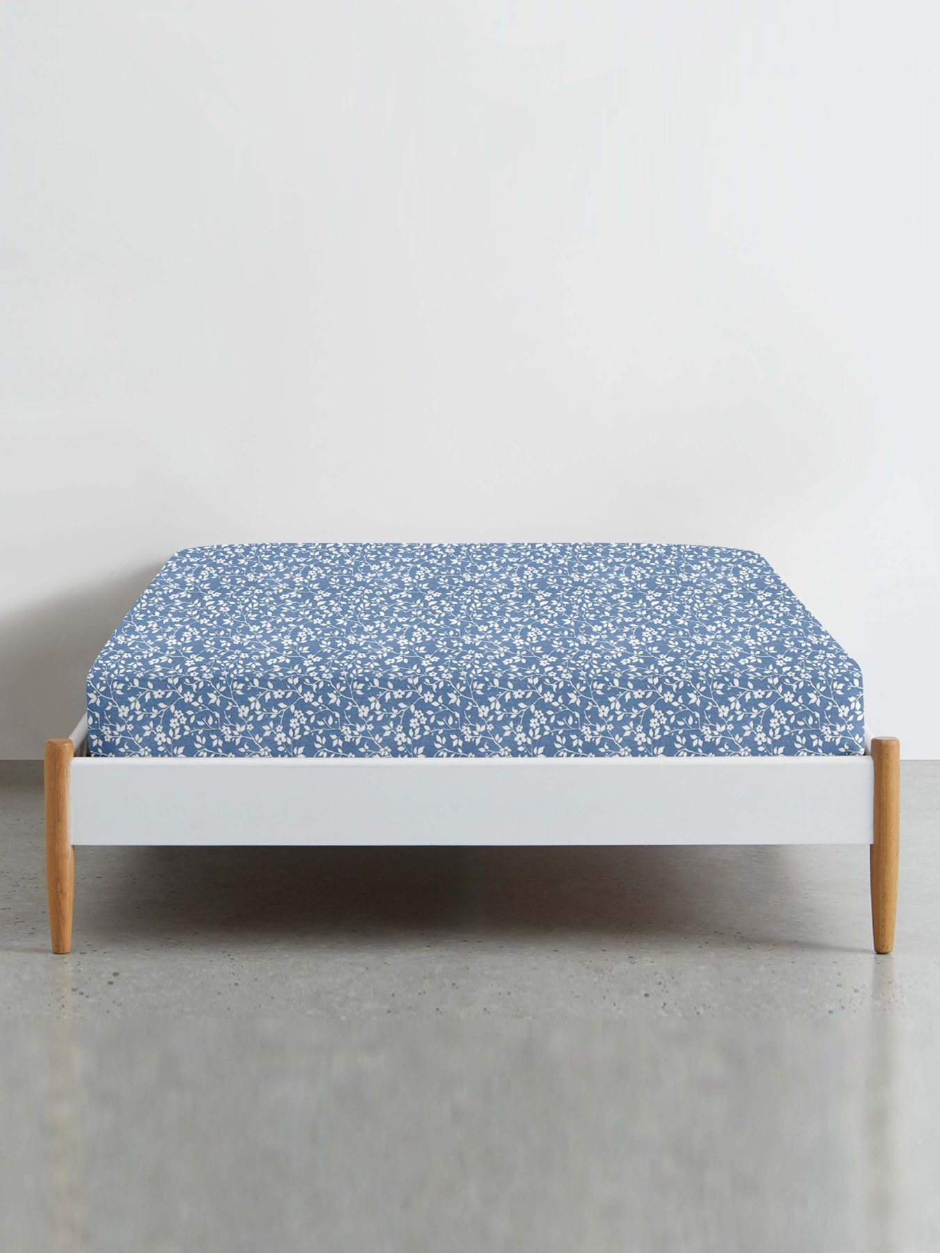 Простынь на резинке ранфорс FLOWERS Cosas модель FlowersWhiteBlue_120 Фото