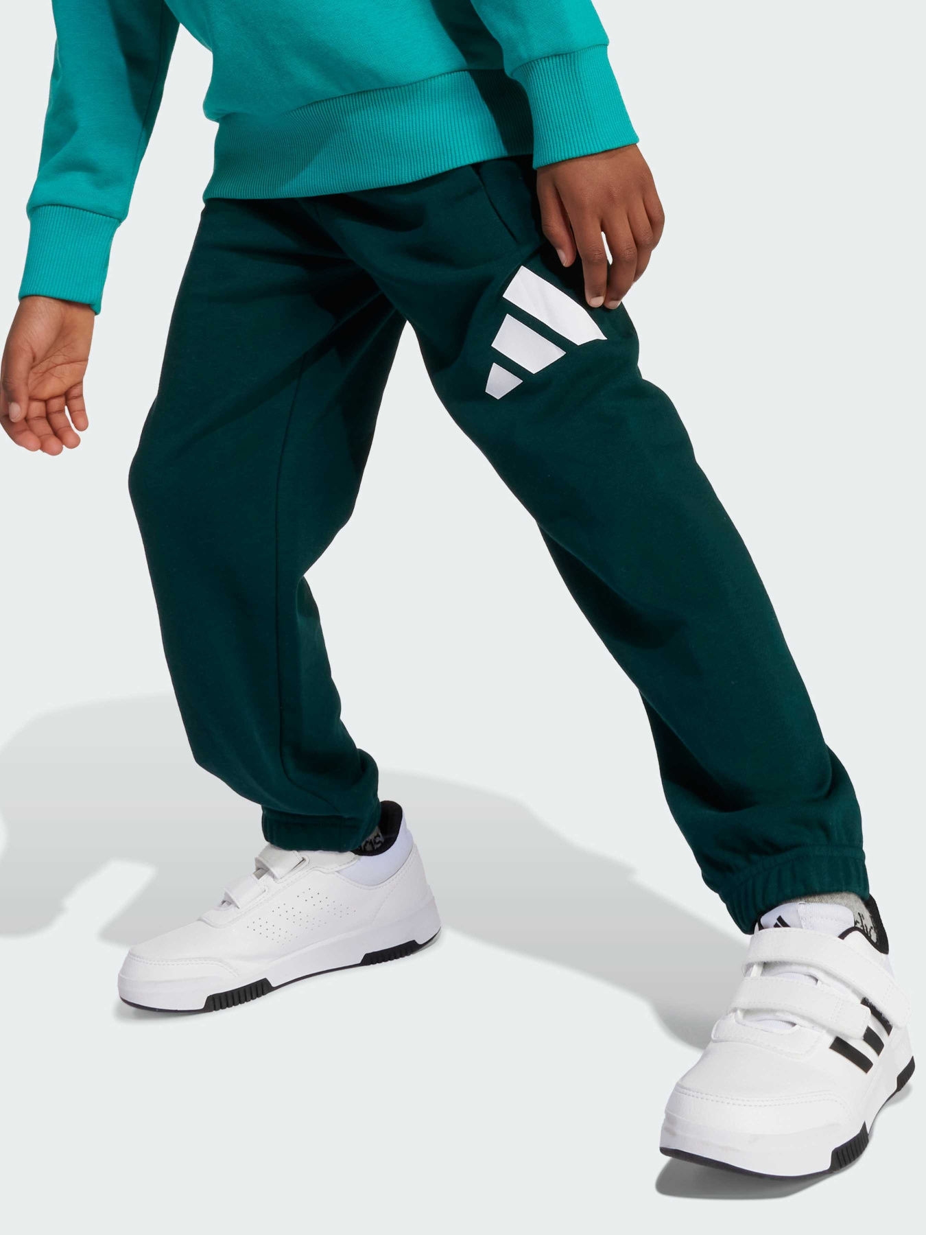 Спортивний костюм Adidas модель JW2436 Спортивний костюм Adidas модель JW2436 Фото