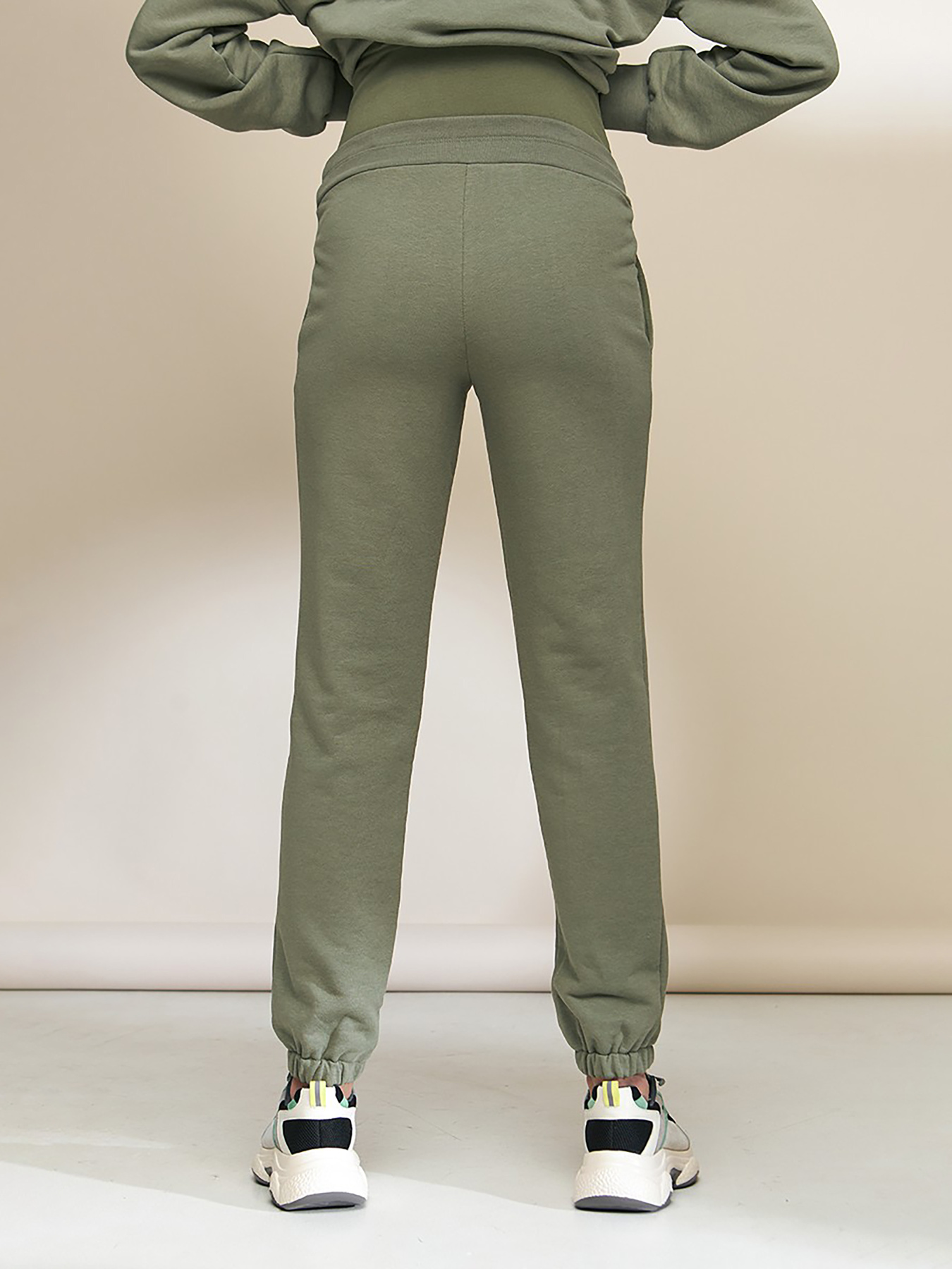 Джоггеры Yula mama Berit модель BeritTR-33.011OliveYLMMBRK Фото