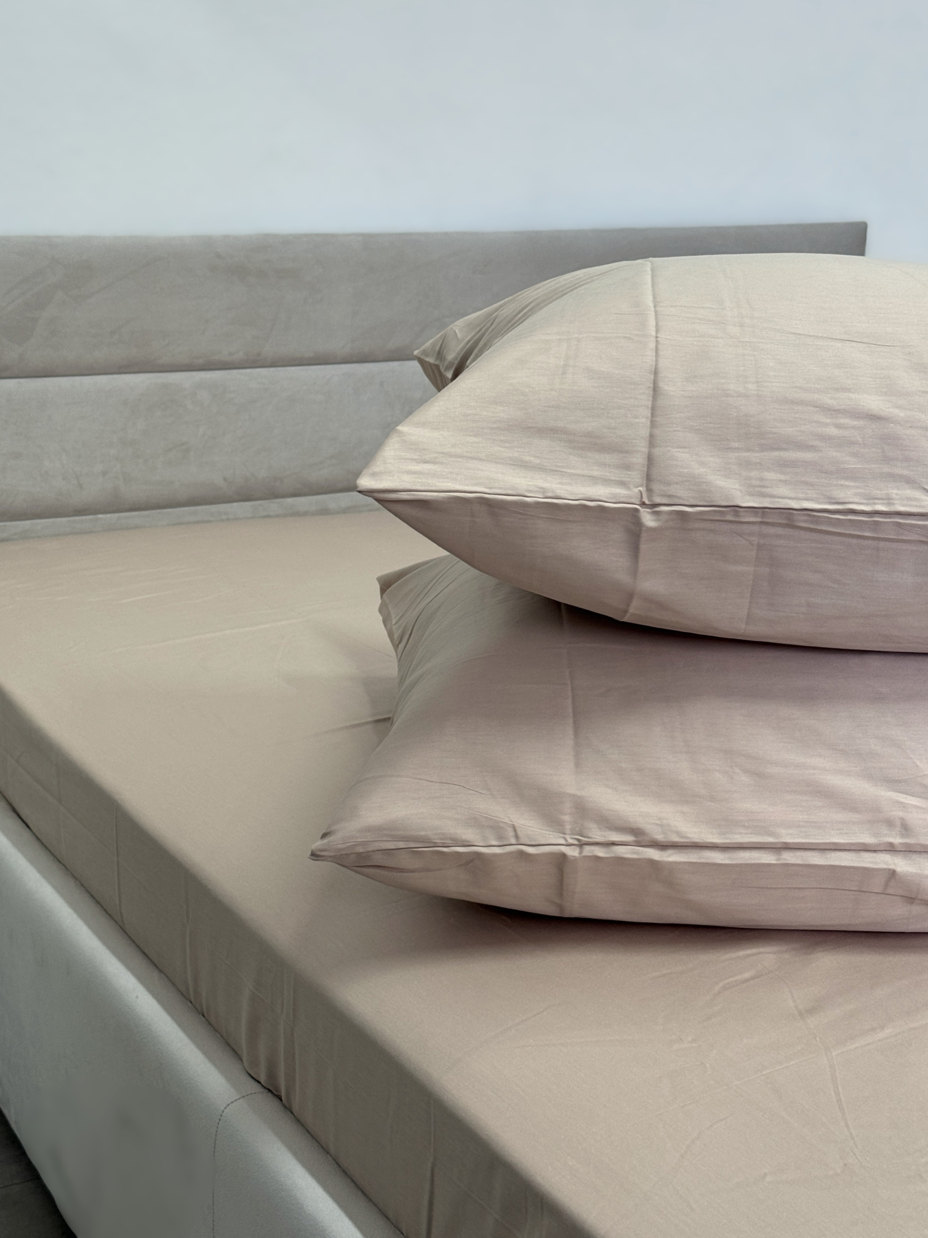 Комплект наволочок із сатину 2 шт. бежевого кольору Shifting Sand Ecotton модель 24741 Комплект наволочок із сатину 2 шт. бежевого кольору Shifting Sand Ecotton модель 24741 Фото