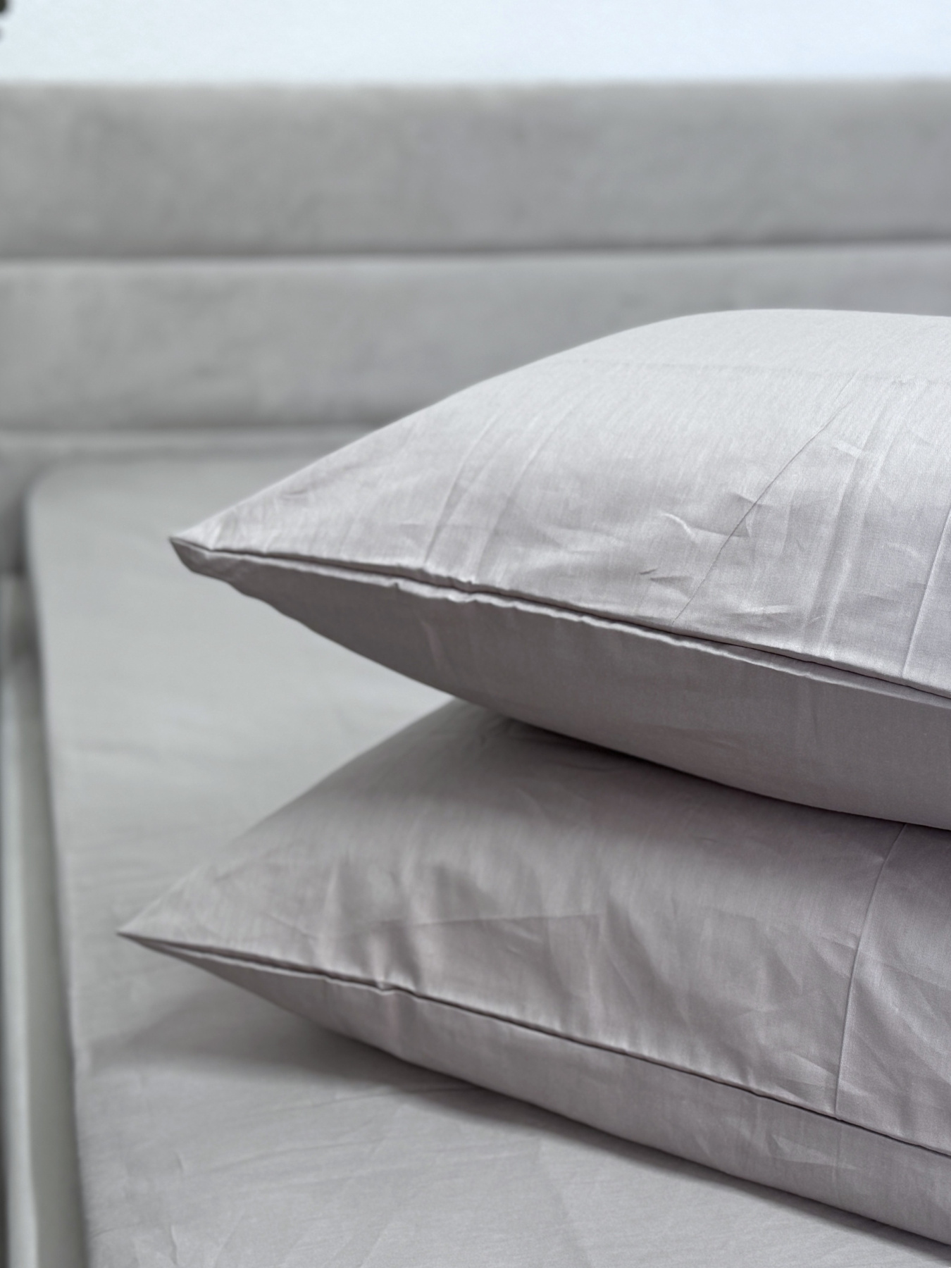 Комплект наволочок із сатину 2 шт. світло-сірого кольору Chateau Grey Ecotton модель 24737 Фото