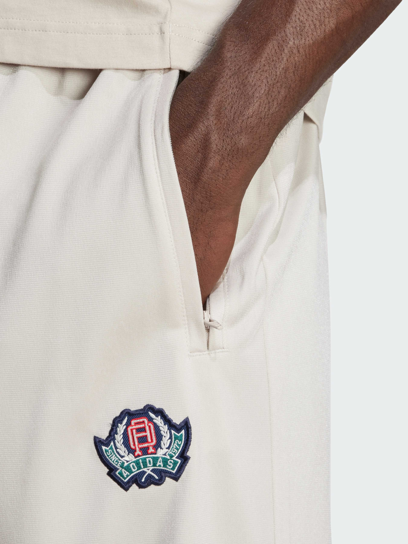 Брюки повседневные Adidas Graphics модель JX8163 Фото