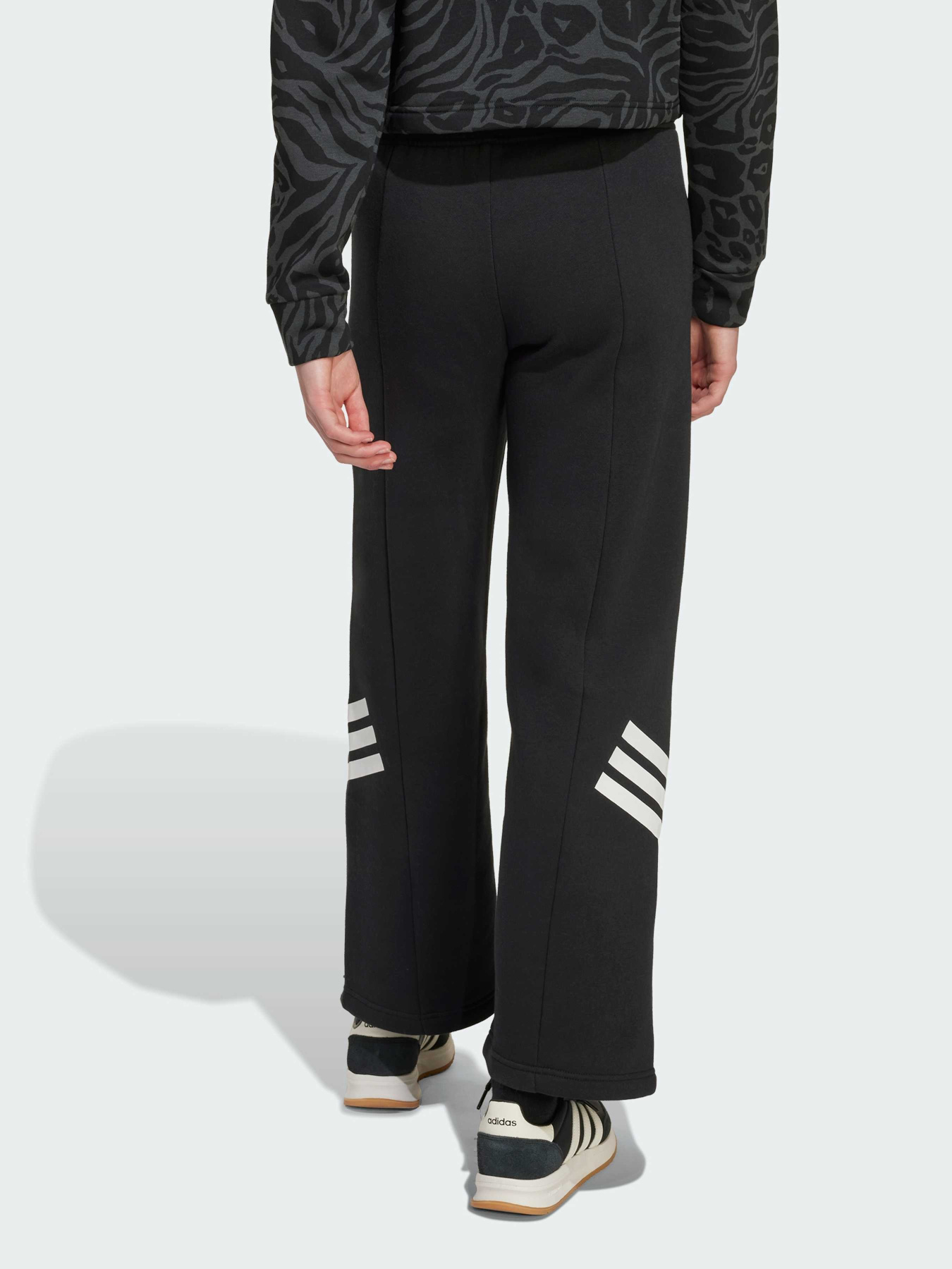 Повсякденні штани Adidas модель JW7544 Повсякденні штани Adidas модель JW7544 Фото