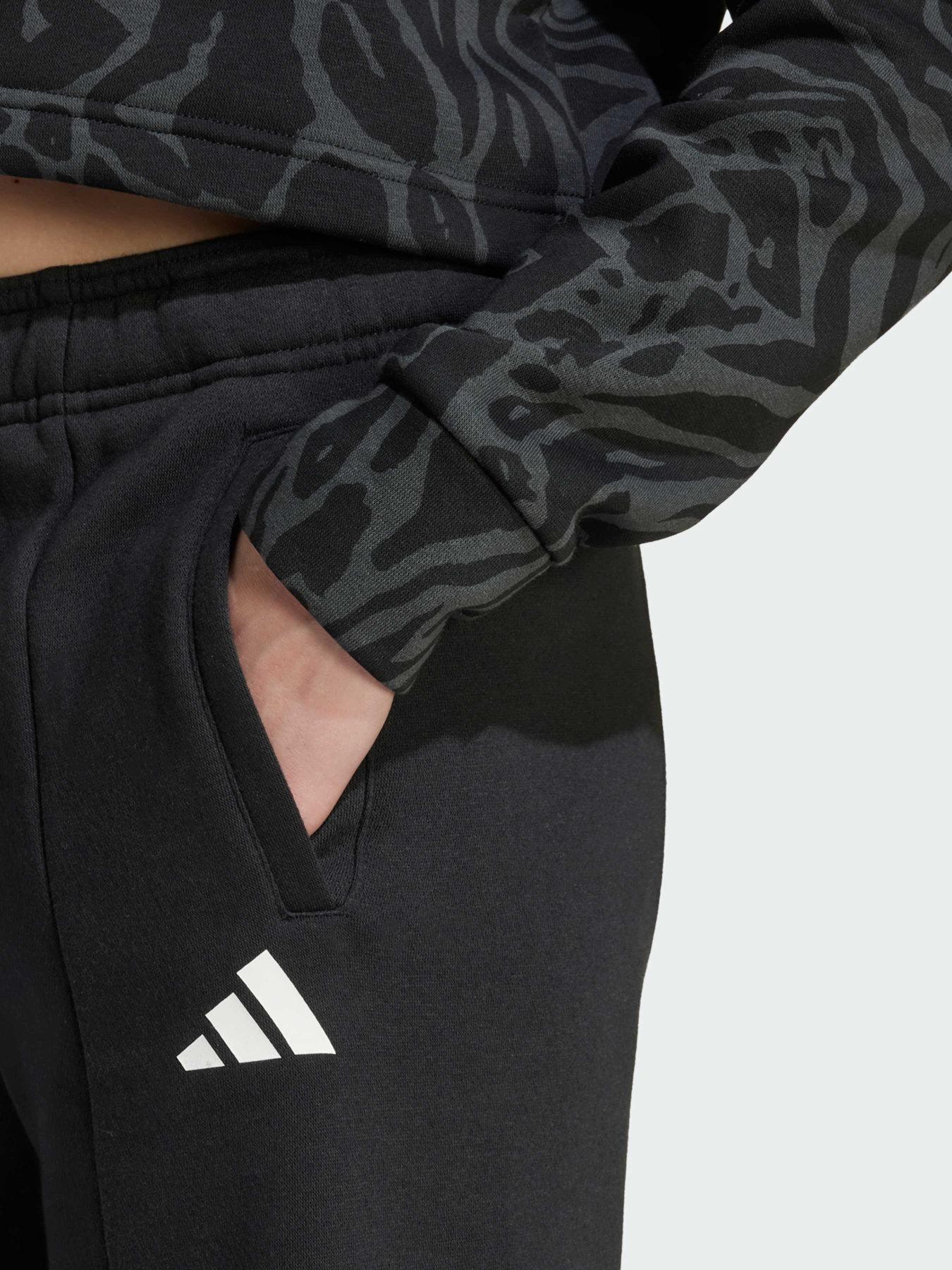 Повсякденні штани Adidas модель JW7544 Повсякденні штани Adidas модель JW7544 Фото