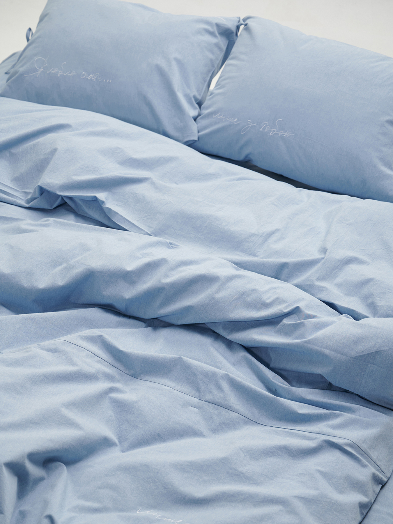 Комплект постільної білизни з вареної бавовни блакитного кольору з вишивкою "Я люблю спати... лише з тобою" LEVAN HOME модель 4300121 Фото