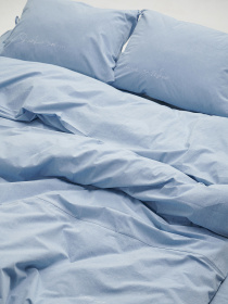 Комплект постільної білизни з вареної бавовни блакитного кольору з вишивкою "Я люблю спати... лише з тобою" LEVAN HOME модель 4300121 Фото