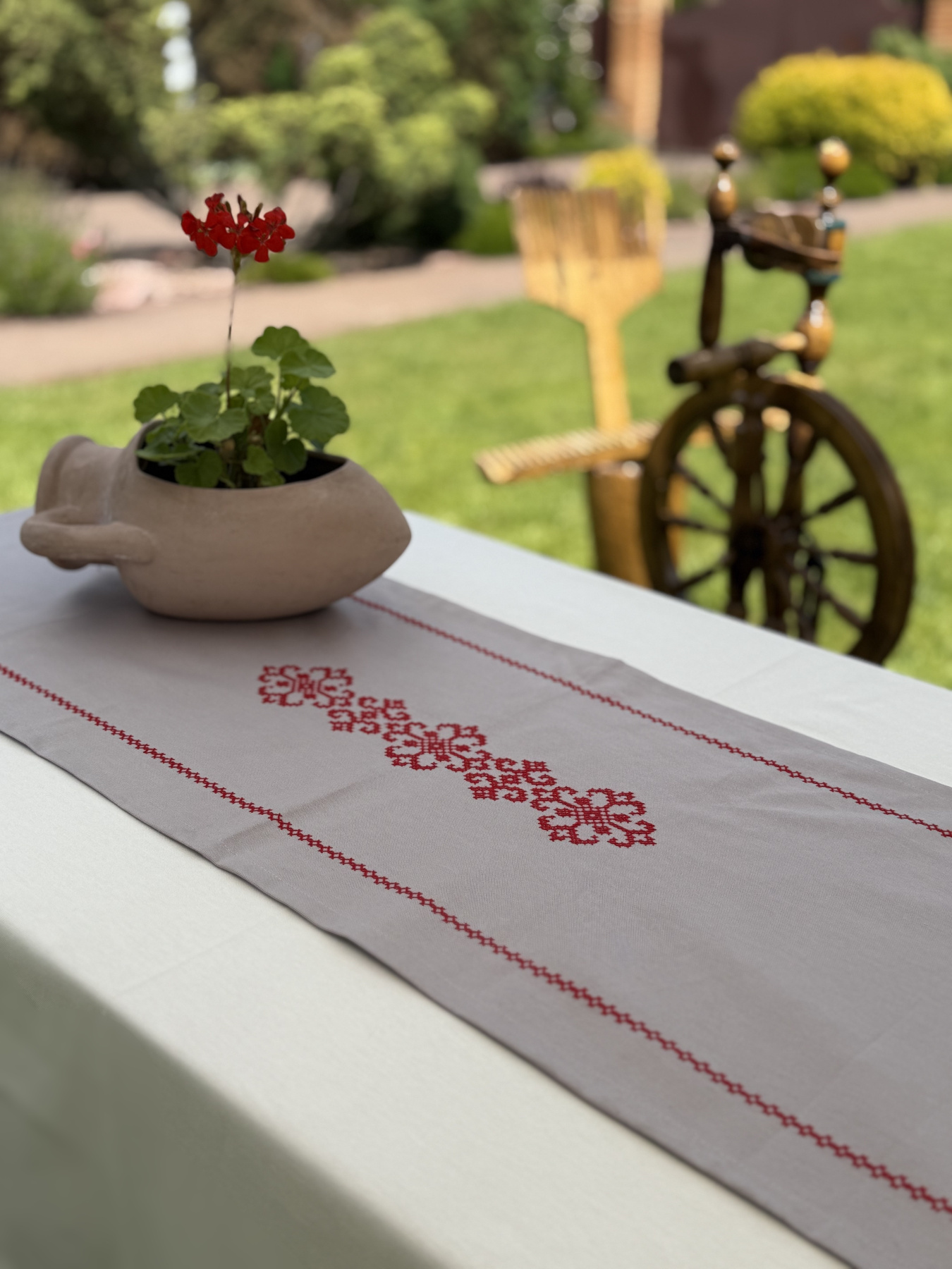 Ранер-доріжка для обіднього столу з вишивкою Red on Grey водовідштовхуюча в подарунковій упаковці Ecotton модель 25260 Фото