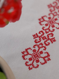 Ранер-доріжка для обіднього столу з вишивкою Red on Grey водовідштовхуюча в подарунковій упаковці Ecotton модель 25260 Фото