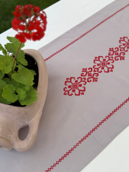 Ecotton ­Ранер-доріжка для обіднього столу з вишивкою Red on Grey водовідштовхуюча в подарунковій упаковці модель 25260 - фото