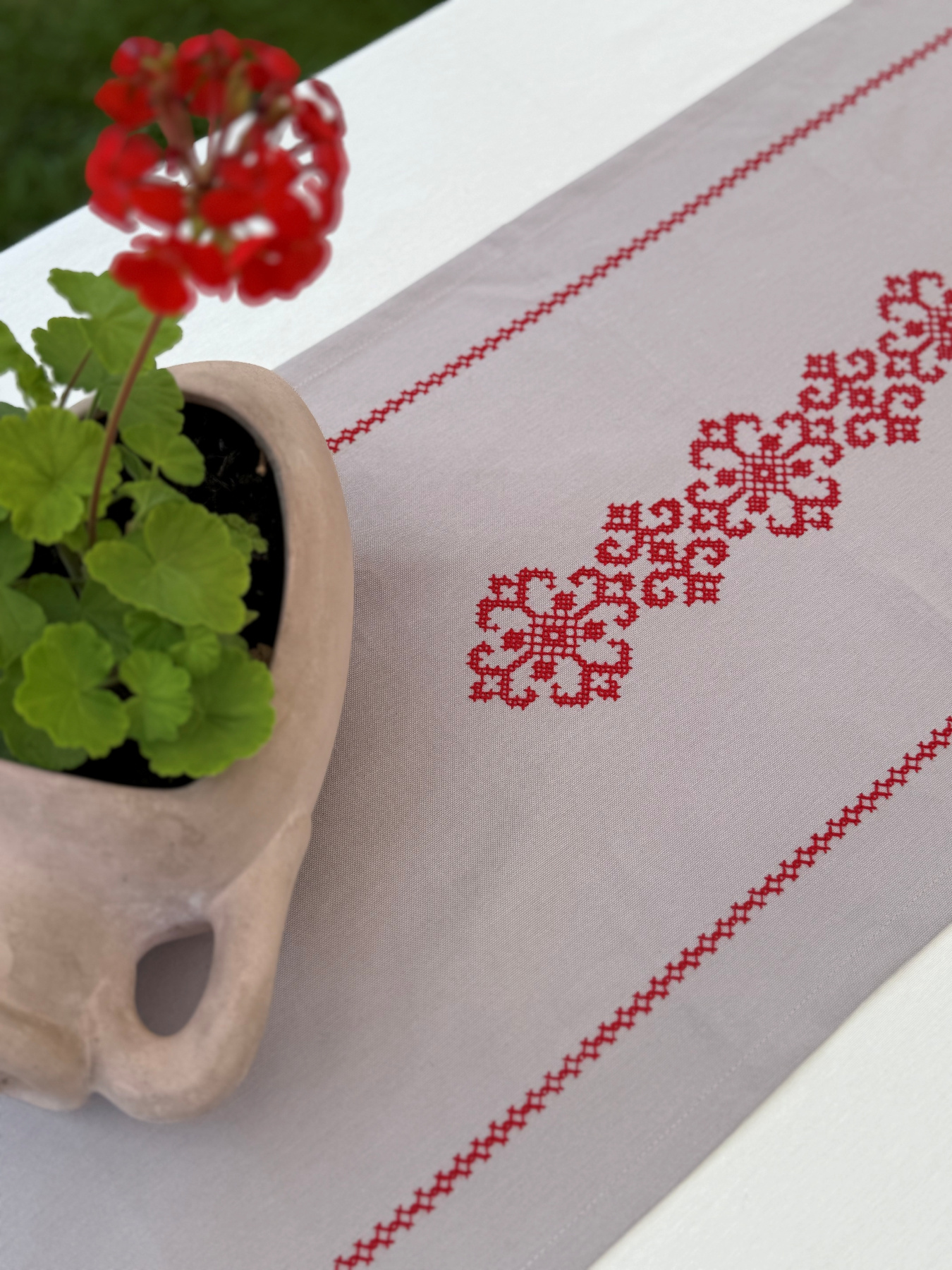 Ранер-доріжка для обіднього столу з вишивкою Red on Grey водовідштовхуюча в подарунковій упаковці Ecotton модель 25260 Ранер-доріжка для обіднього столу з вишивкою Red on Grey водовідштовхуюча в подарунковій упаковці Ecotton модель 25260 Фото