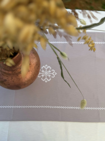 Ранер-доріжка для обіднього столу з вишивкою White on Grey водовідштовхуюча в подарунковій упаковці Ecotton модель 25257 Фото