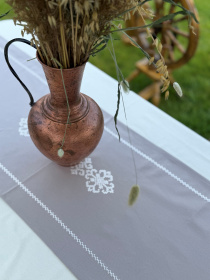 Ранер-доріжка для обіднього столу з вишивкою White on Grey водовідштовхуюча в подарунковій упаковці Ecotton модель 25257 Фото