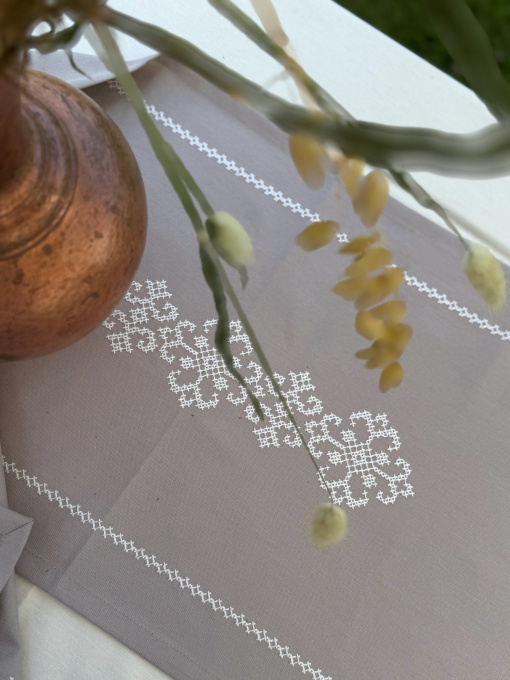 Раннер-дорожка для обеденного стола с вышивкой White on Grey водоотталкивающая в подарочной упаковке Ecotton модель 25257 Фото
