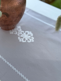 Ранер-доріжка для обіднього столу з вишивкою White on Grey водовідштовхуюча в подарунковій упаковці Ecotton модель 25257 Ранер-доріжка для обіднього столу з вишивкою White on Grey водовідштовхуюча в подарунковій упаковці Ecotton модель 25257 Фото