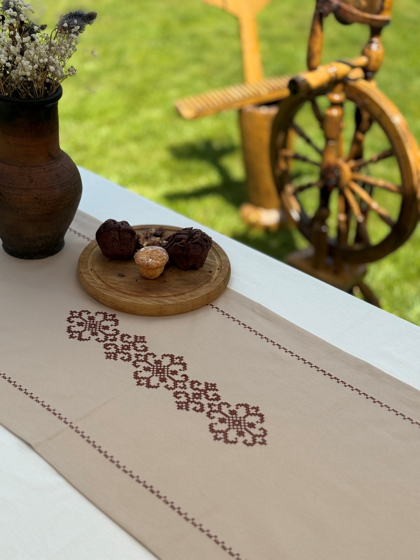 Раннер-дорожка для обеденного стола с вышивкой Brown on Beige водоотталкивающая в подарочной упаковке Ecotton модель 25258 Раннер-дорожка для обеденного стола с вышивкой Brown on Beige водоотталкивающая в подарочной упаковке Ecotton модель 25258 Фото