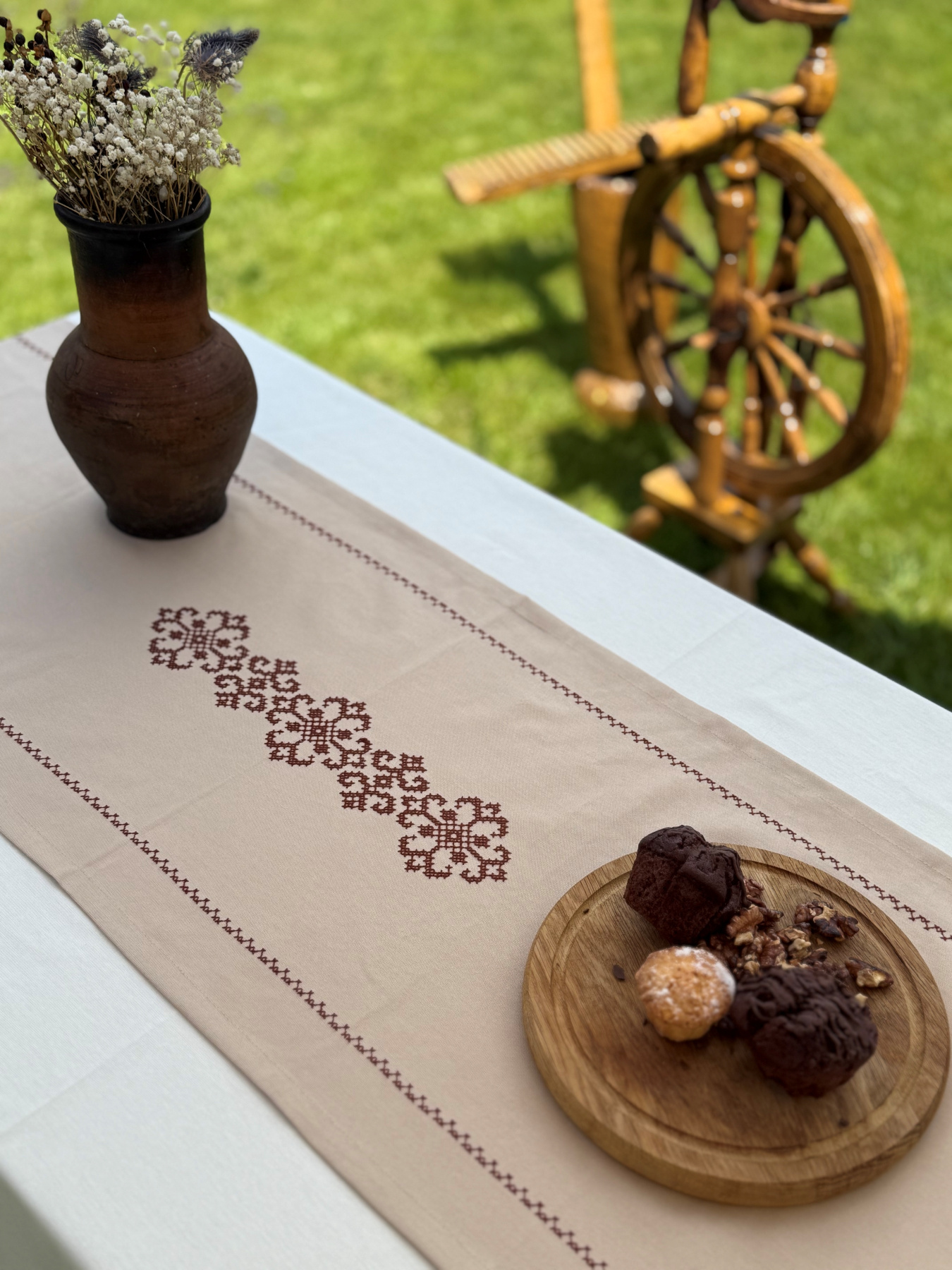 Раннер-дорожка для обеденного стола с вышивкой Brown on Beige водоотталкивающая в подарочной упаковке Ecotton модель 25258 Раннер-дорожка для обеденного стола с вышивкой Brown on Beige водоотталкивающая в подарочной упаковке Ecotton модель 25258 Фото