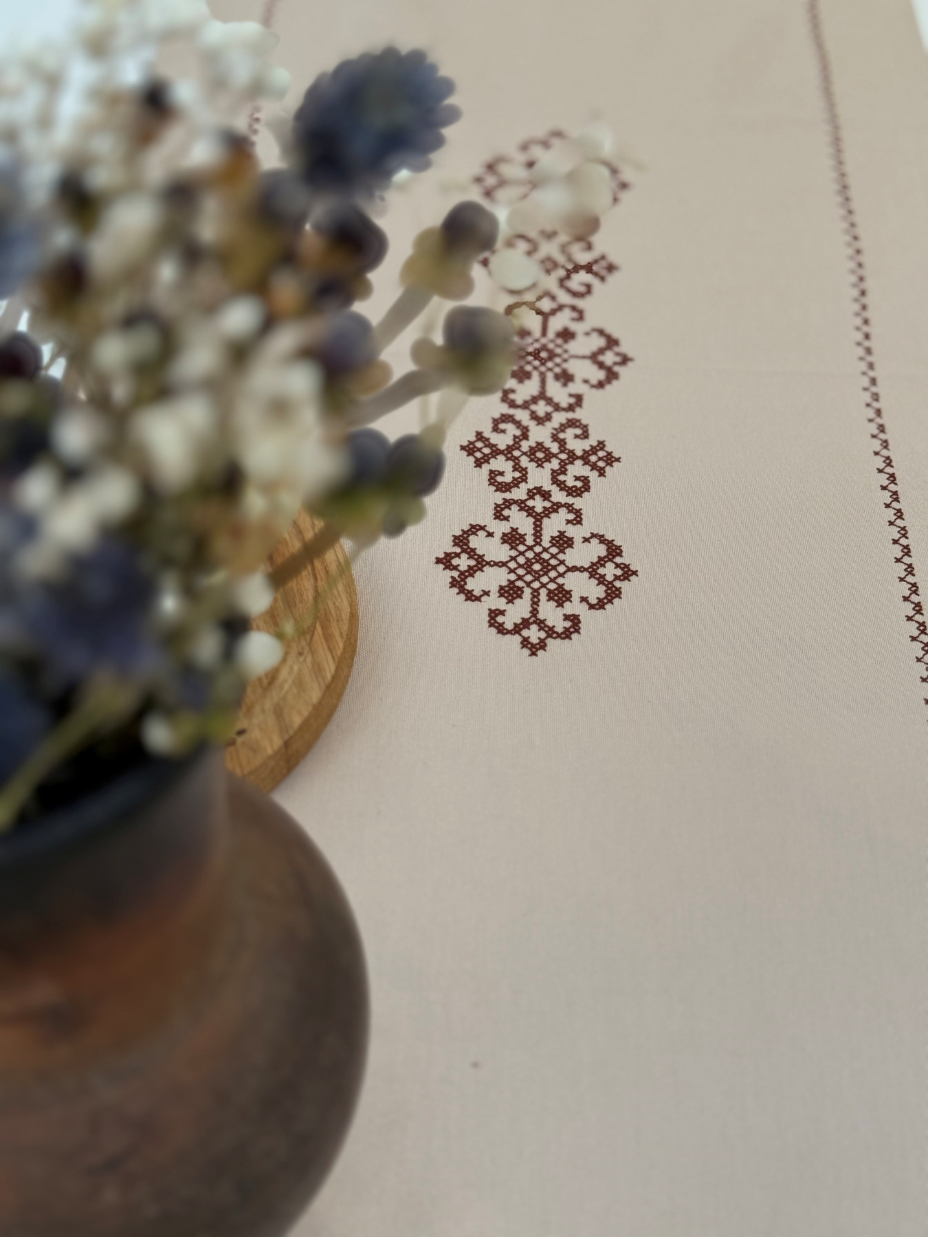 Раннер-дорожка для обеденного стола с вышивкой Brown on Beige водоотталкивающая в подарочной упаковке Ecotton модель 25258 Раннер-дорожка для обеденного стола с вышивкой Brown on Beige водоотталкивающая в подарочной упаковке Ecotton модель 25258 Фото