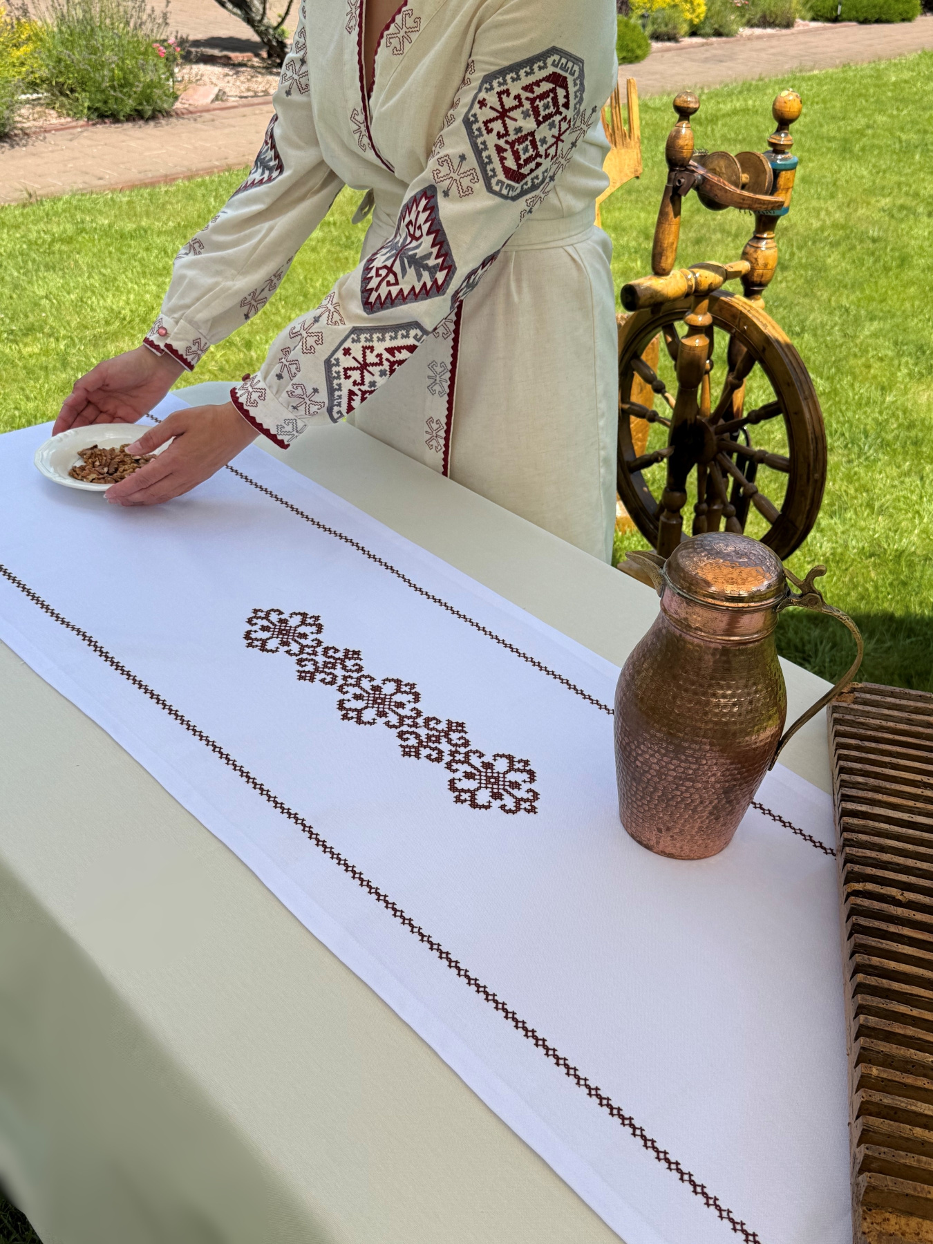 Раннер-дорожка для обеденного стола с вышивкой Brown on White водоотталкивающая в подарочной упаковке Ecotton модель 25259 Фото