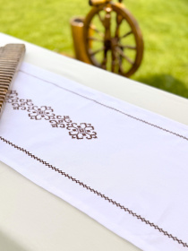 Раннер-дорожка для обеденного стола с вышивкой Brown on White водоотталкивающая в подарочной упаковке Ecotton модель 25259 Фото