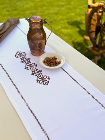 Раннер-дорожка для обеденного стола с вышивкой Brown on White водоотталкивающая в подарочной упаковке Ecotton модель 25259 Фото