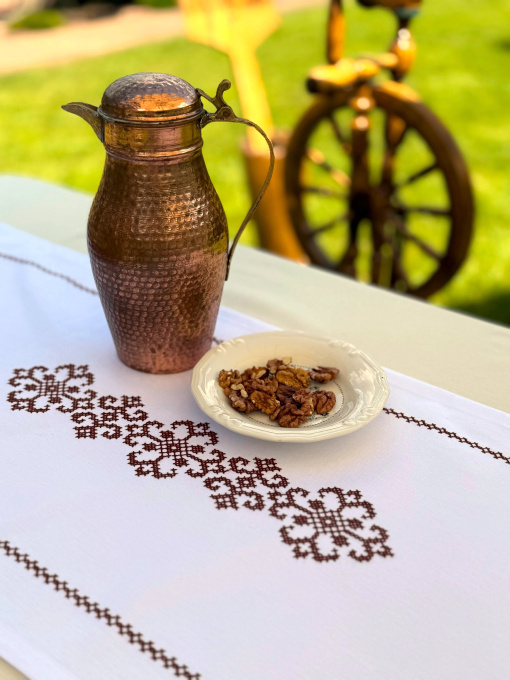 Раннер-дорожка для обеденного стола с вышивкой Brown on White водоотталкивающая в подарочной упаковке Ecotton модель 25259 Фото