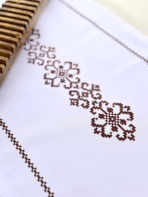 Ранер-доріжка для обіднього столу з вишивкою Brown on White водовідштовхуюча в подарунковій упаковці Ecotton модель 25259 Фото