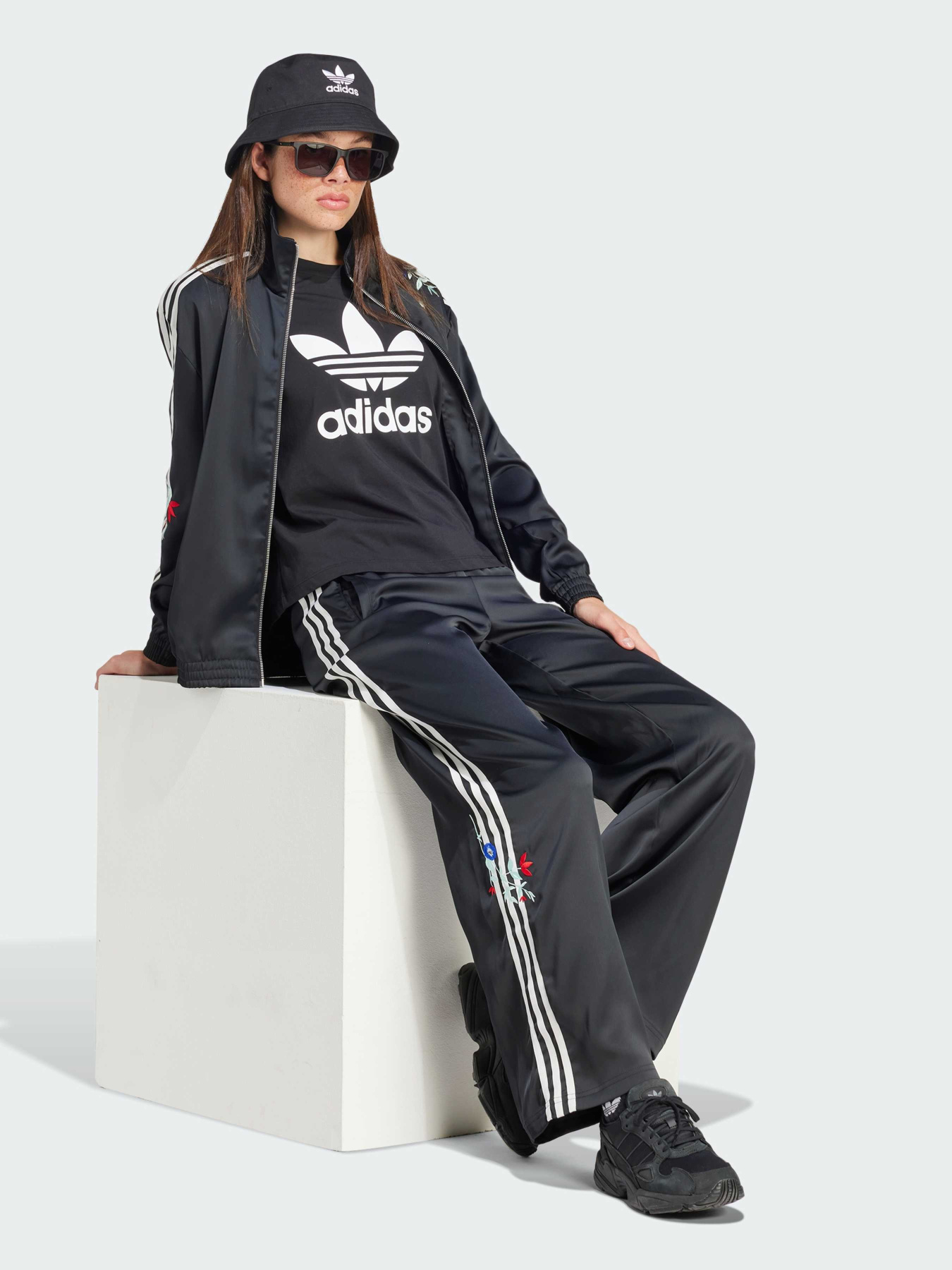 Брюки повседневные Adidas Graphics модель IT5377 Фото