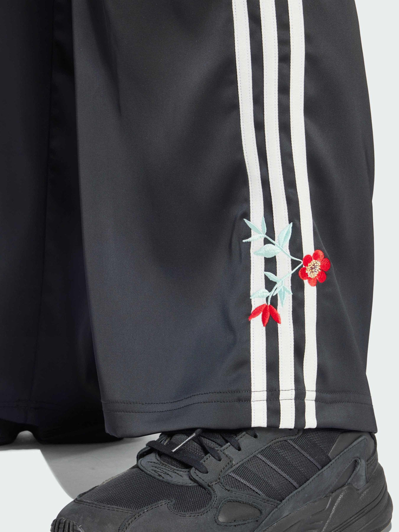 Брюки повседневные Adidas Graphics модель IT5377 Фото