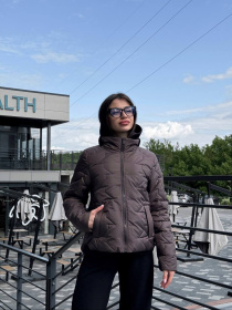 Демисезонная куртка D&V couture модель DV-008-BRN Фото