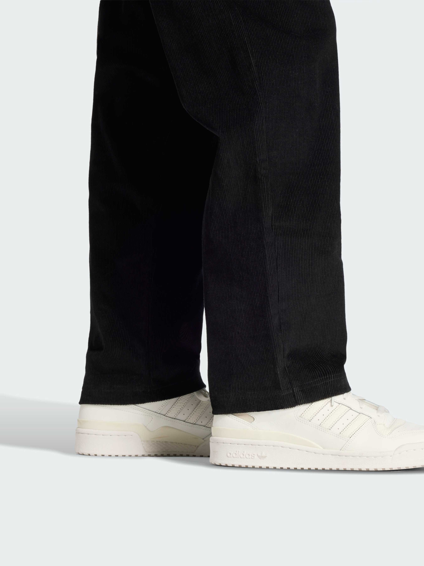 Повседневные штаны Adidas Graphics модель JY3003 Повседневные штаны Adidas Graphics модель JY3003 Фото