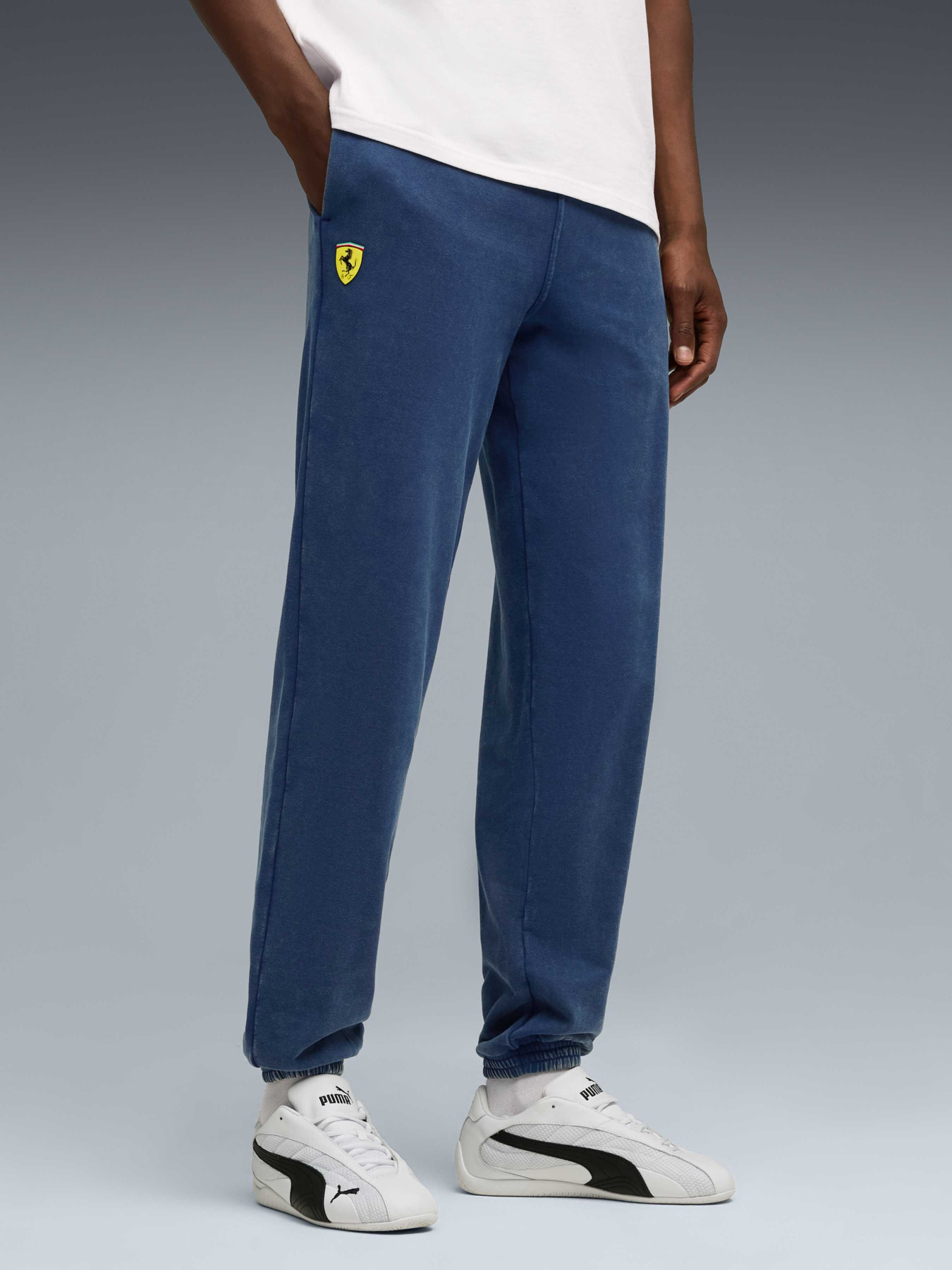 Штаны спортивные PUMA Ferrari Sportswear Sweatpant модель 632777 Штаны спортивные PUMA Ferrari Sportswear Sweatpant модель 632777 Фото
